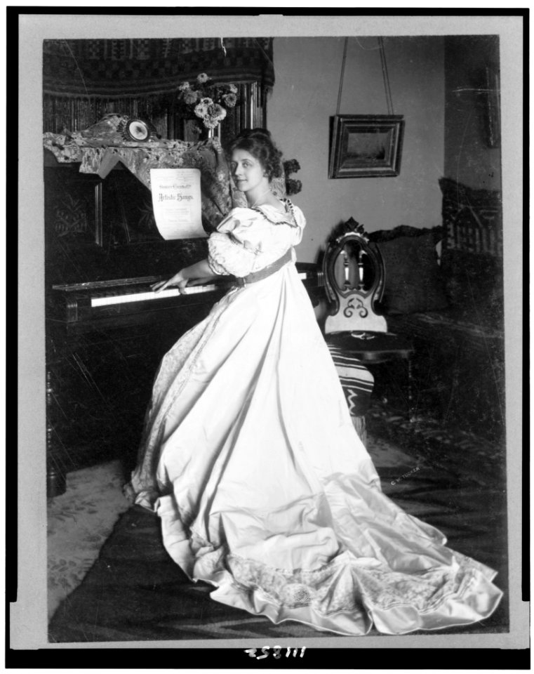 Ellen Beach Yaw, full-length portrait, seated at piano, facing left LCCN94508902