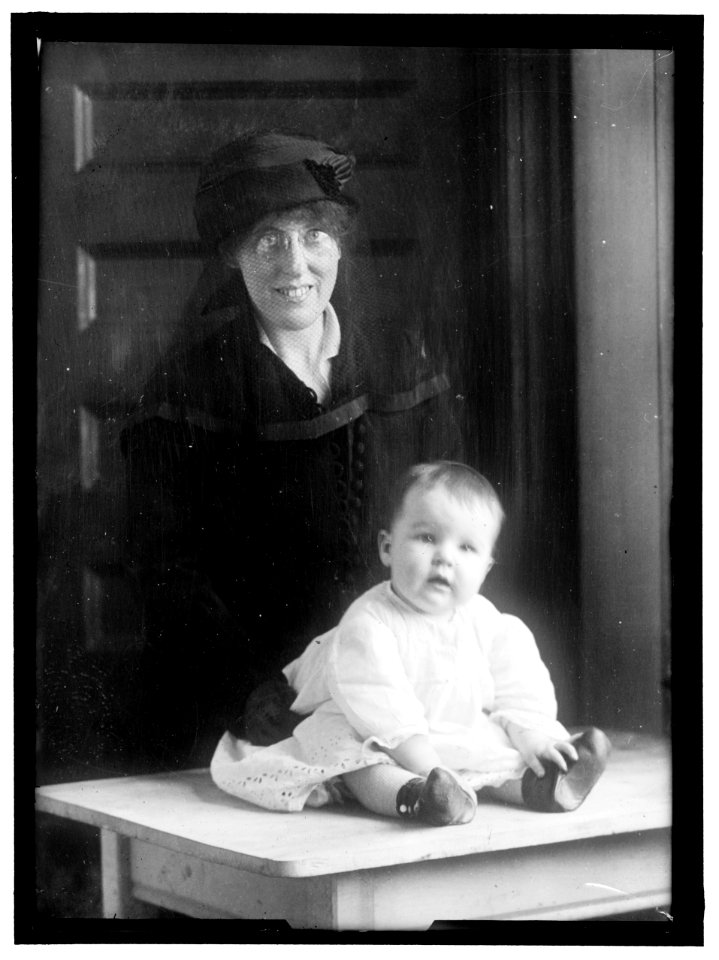 Ellen Wilson McAdoo, daughter of Woodrow Wilson, with her daughter Ellen Wilson McAdoo LCCN2016866139