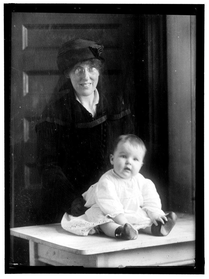 Ellen Wilson McAdoo, daughter of Woodrow Wilson, with her daughter, Ellen Wilson McAdoo LCCN2016866138