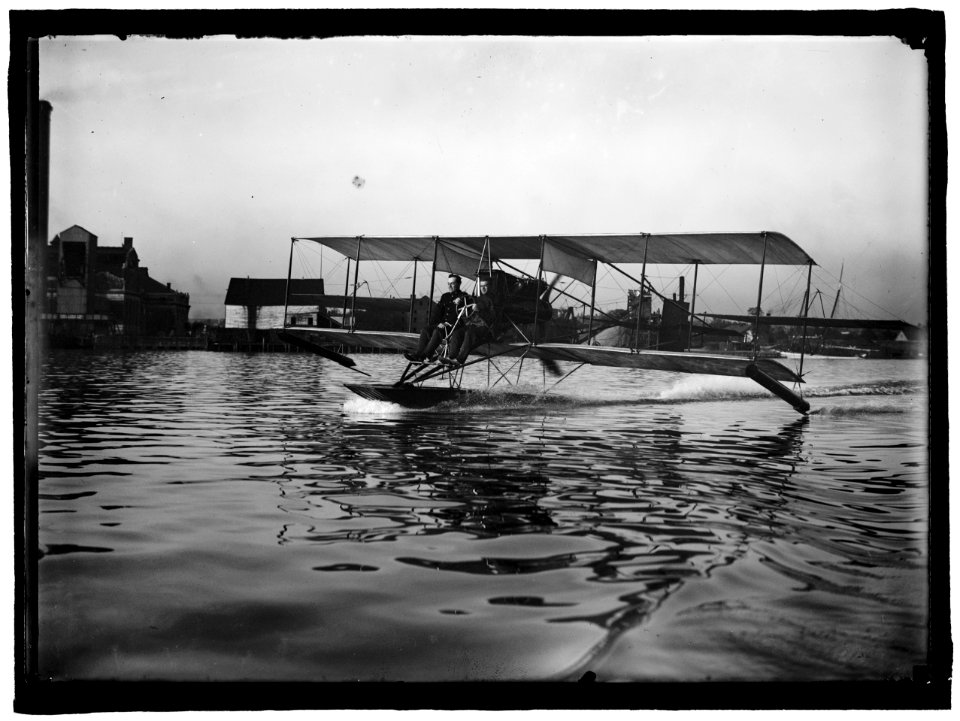 ELLYSON, THEODORE C. LIEUT. U.S.N. TESTING SEAPLANE ON POTOMAC LCCN2016864071
