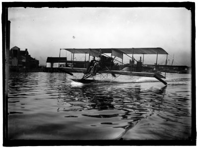 ELLYSON, THEODORE C. LIEUT. U.S.N. TESTING SEAPLANE ON POTOMAC LCCN2016864071