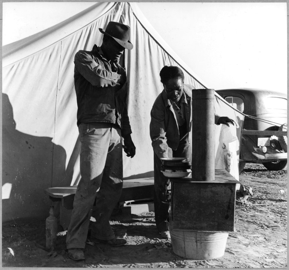 Eloy District, Pinal County, Arizona. (African-American) cotton pickers ready to go to work in the f . . . - NARA - 522021