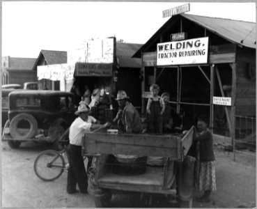 Eloy, Pinal County, Arizona. Cotton pickers come to town to buy their week's supply of food on Satur . . . - NARA - 522284