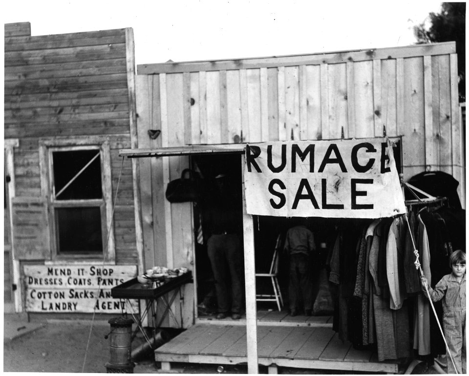 Eloy, Pinal County, Arizona. Saturday afternoon in a new cotton town. Shows the last market for clot . . . - NARA - 522511