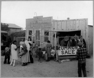 Eloy, Pinal County, Arizona. Saturday afternoon in a new cotton town. Shows the last market for seco . . . - NARA - 522286