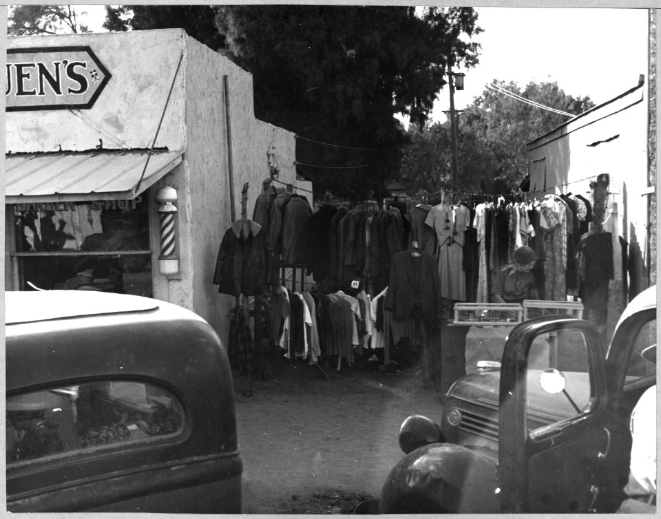 Eloy, Pinal County, Arizona. Saturday afternoon in a new cotton town. Shows the last market for seco . . . - NARA - 522288