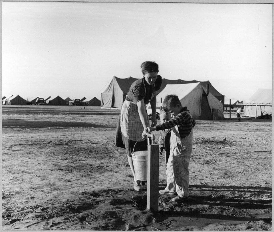 Eloy District, Pinal County, Arizona. Water supply for migratory cotton pickers in FSA mobile camp j . . . - NARA - 522022