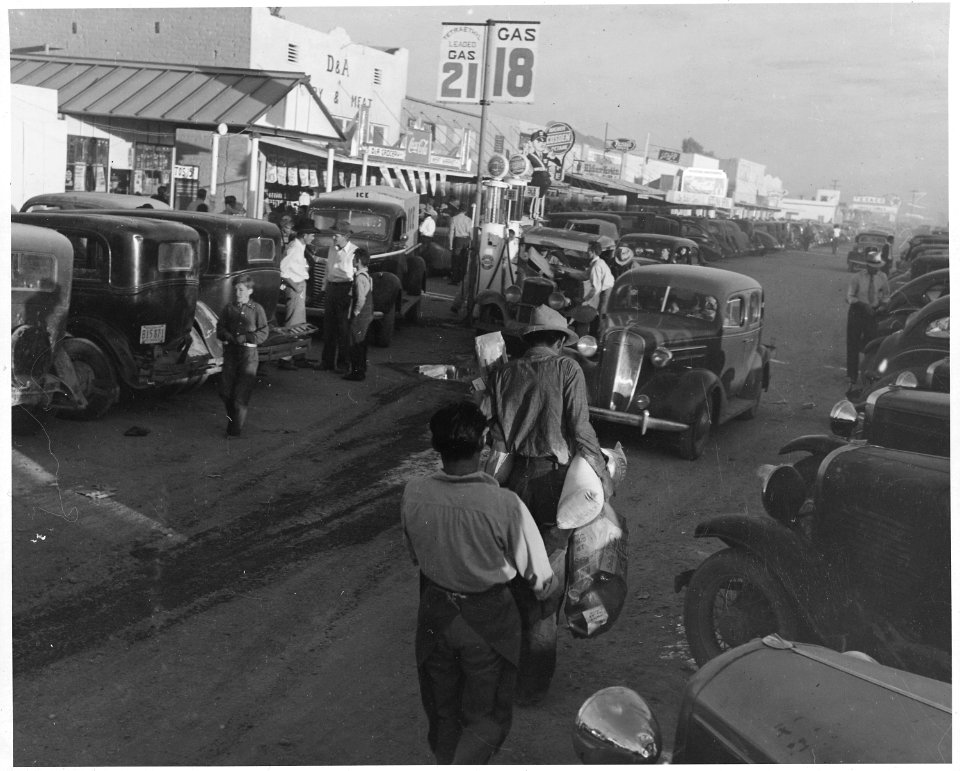 Eloy, Pinal County, Arizona. Street scene on main street of Eloy, late Saturday afternoon. Cotton pi . . . - NARA - 522053