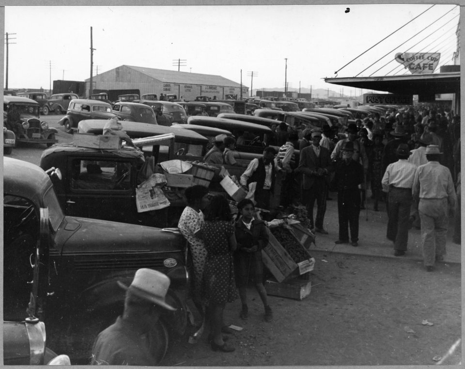 Eloy, Pinal County, Arizona. The streets of Eloy are crowded with cotton pickers on Saturday afterno . . . - NARA - 522285