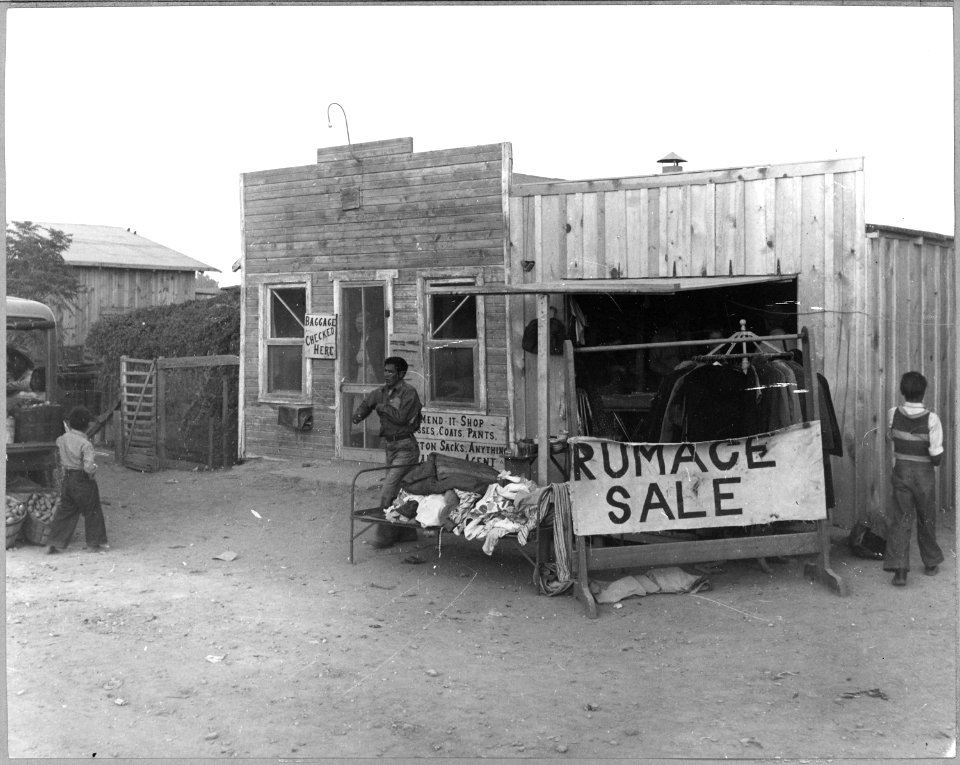 Eloy, Pinal County, Arizona. Saturday afternoon in a new cotton town. Shows the last market for seco . . . - NARA - 522059