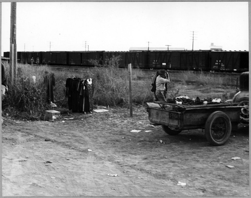 Eloy, Pinal County, Arizona. Saturday afternoon in a new cotton town. Shows the last market for seco . . . - NARA - 522287