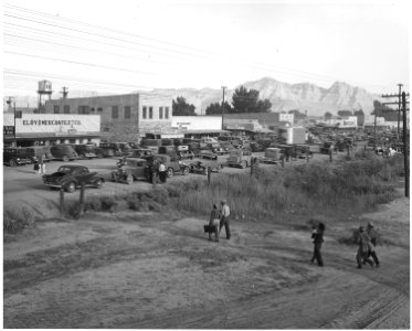 Eloy, Pinal County, Arizona. Some cotton pickers ride the freights. Arriving in Eloy on Saturday aft . . . - NARA - 522514