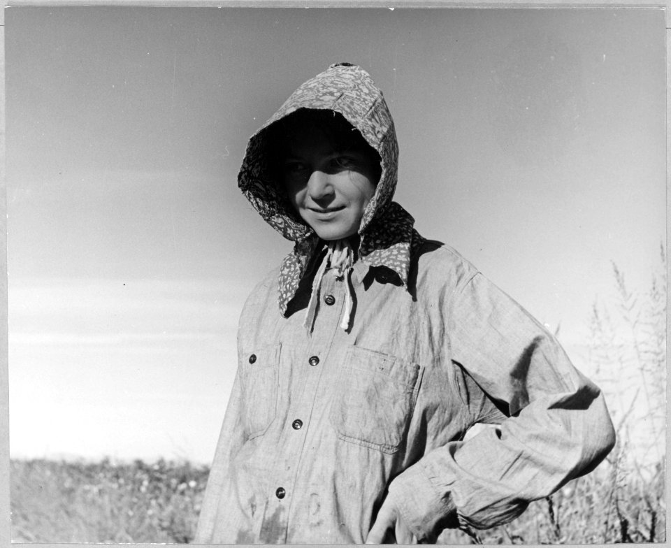 Eloy, Pinal County, Arizona. Young cotton picker wears the typical Texas sunbonnet in the Arizona co . . . - NARA - 522235