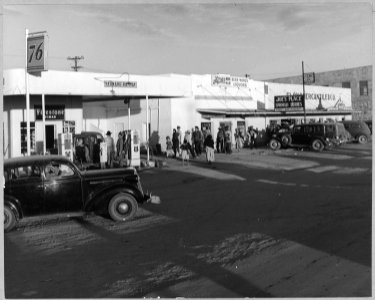 Eloy, Pinal County, Arizona. The streets of Eloy are crowded with cotton pickers on Saturday afterno . . . - NARA - 522283