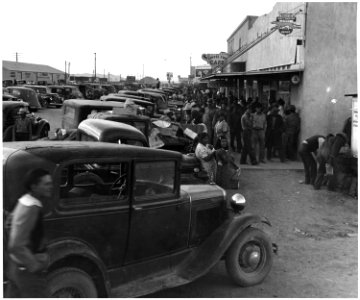 Eloy, Pinal County, Arizona. The streets of Eloy are crowded with cotton pickers on Saturday afterno . . . - NARA - 522510