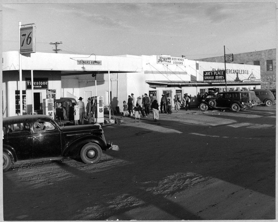 Eloy, Pinal County, Arizona. The streets of Eloy are crowded with cotton pickers on Saturday afterno . . . - NARA - 522283