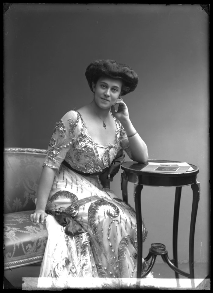 Elsa Källmodin, dancer, undated portrait - SMV - GK070