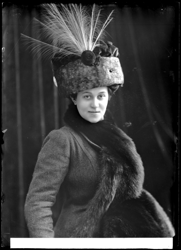 Elsa Källmodin, dancer, undated portrait - SMV - GK073