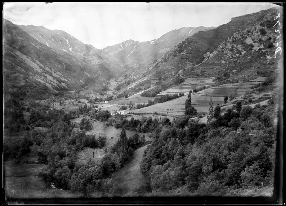 Els masos de Vallmanya al mig de la vall de Vallmanya