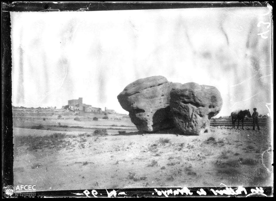 Els pallers de pedra d'Aranyó i el poble al fons