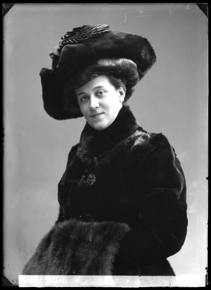 Elsa Källmodin, dancer, undated portrait - SMV - GK071