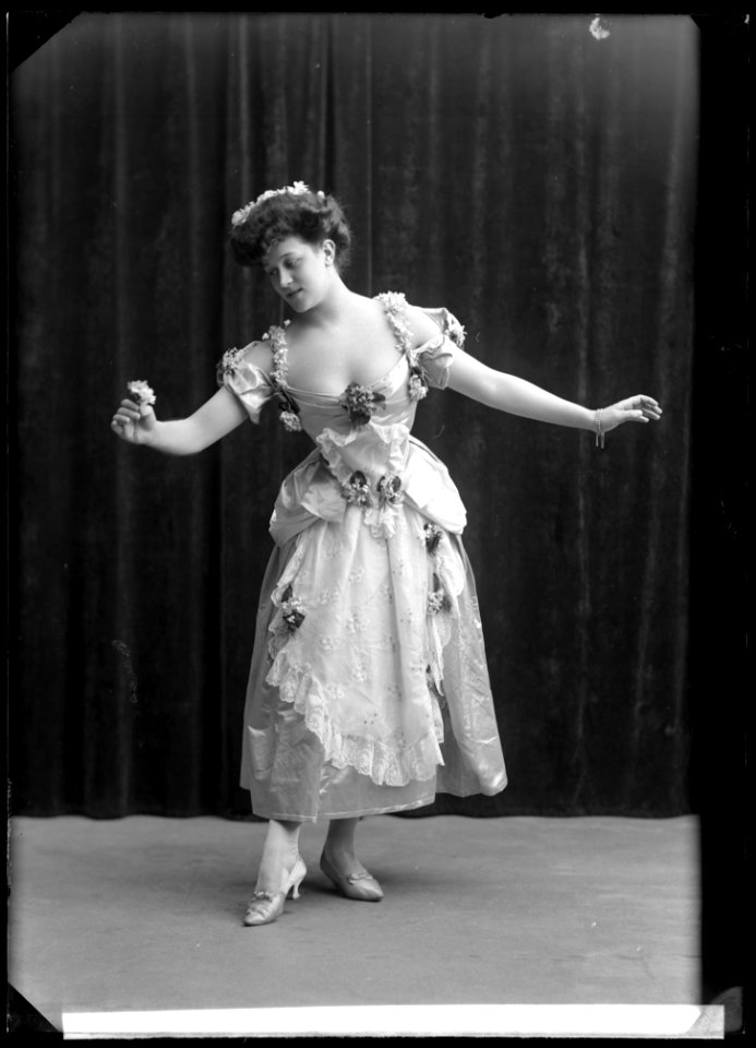 Elsa Källmodin, dancer, in unknown performance - SMV - GK068