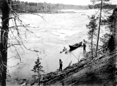 Elvebåt trekkes langs elvebredden av ferdesmann ved Hestfossen eller Bornjeguoikka - Norsk folkemuseum - NF.06725-015