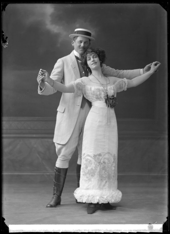 Elvin Ottoson and Ester Textorius in Huller om buller at Djurgårdsteatern 1911 - SMV - NO040