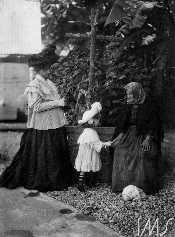 Elvira Leopardi Pastore e sua filha primogênita, Costanza (1) - Vincenzo Pastore