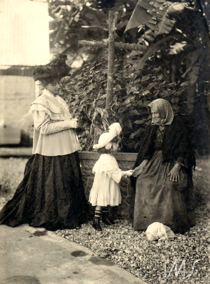 Elvira Leopardi Pastore e sua filha primogênita, Costanza - Vincenzo Pastore