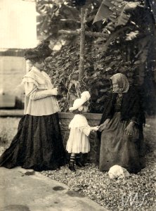 Elvira Leopardi Pastore e sua filha primogênita, Costanza - Vincenzo Pastore