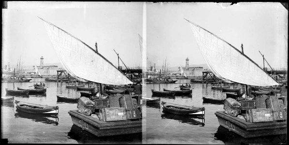 Embarcacions al port de Barcelona i al fons un far