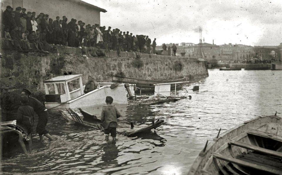 Embarcaciones naufragadas en el puerto de San Sebastián (2 de 2) - Fondo Car-Kutxa Fototeka