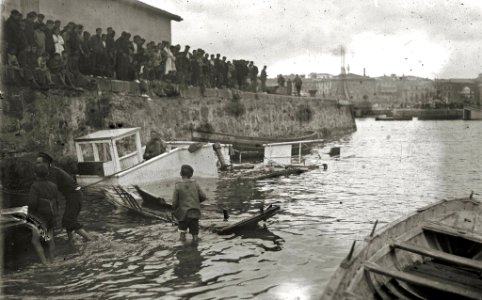 Embarcaciones naufragadas en el puerto de San Sebastián (2 de 2) - Fondo Car-Kutxa Fototeka