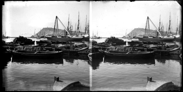 Embarcacions al port de Barcelona i al fons Montjuïc