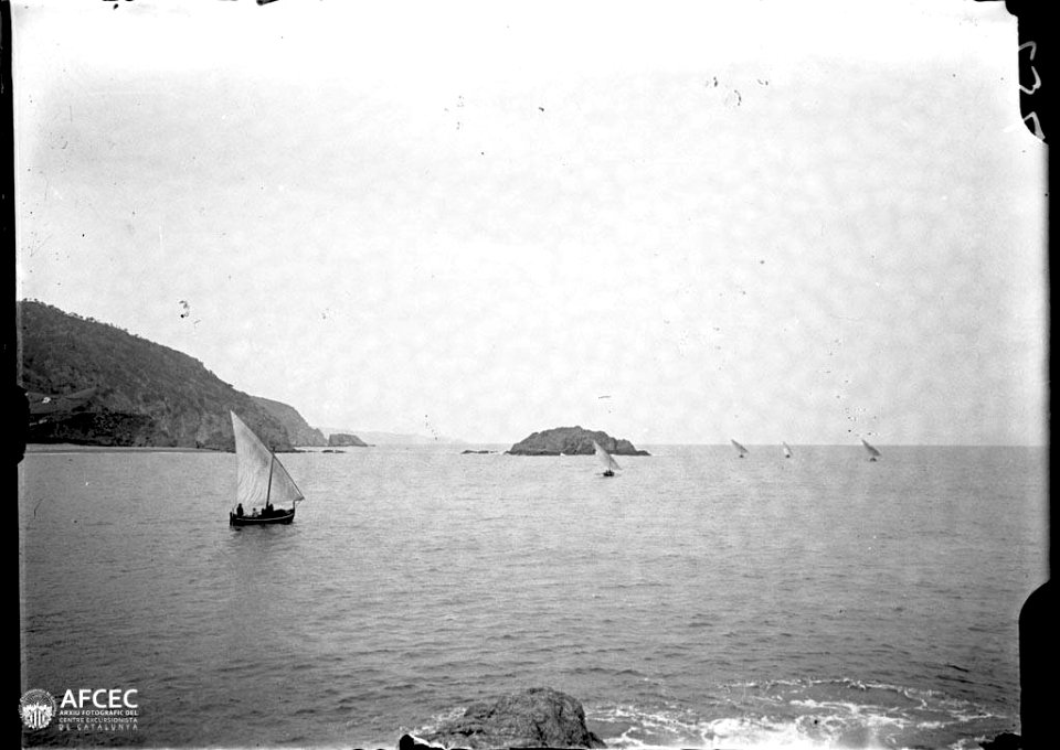 Embarcacions i parts de la costa amb l'illa de Massa d'Or o de Rata