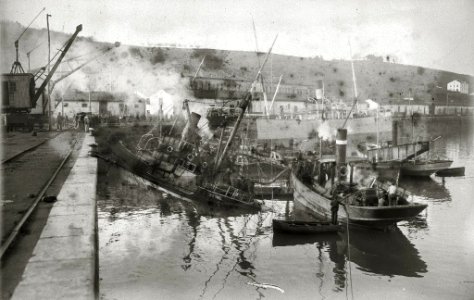 Embarcación 'Antonio' siendo remolcada, tras un naufragio, al puerto de Pasaia (1 de 13) - Fondo Car-Kutxa Fototeka