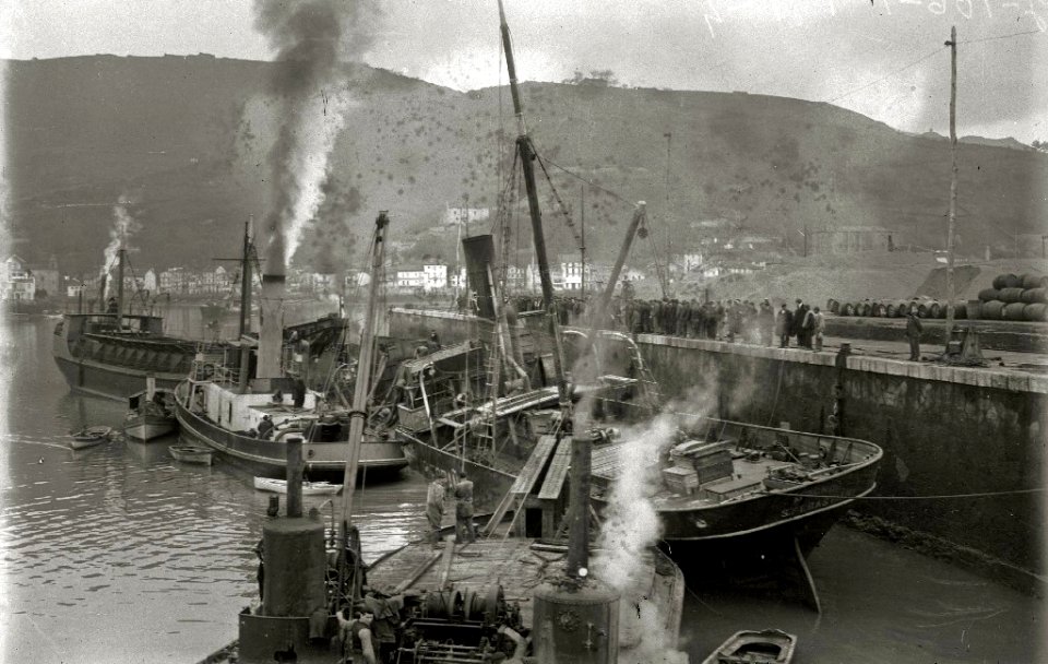 Embarcación 'Antonio' siendo remolcada, tras un naufragio, al puerto de Pasaia (13 de 13) - Fondo Car-Kutxa Fototeka
