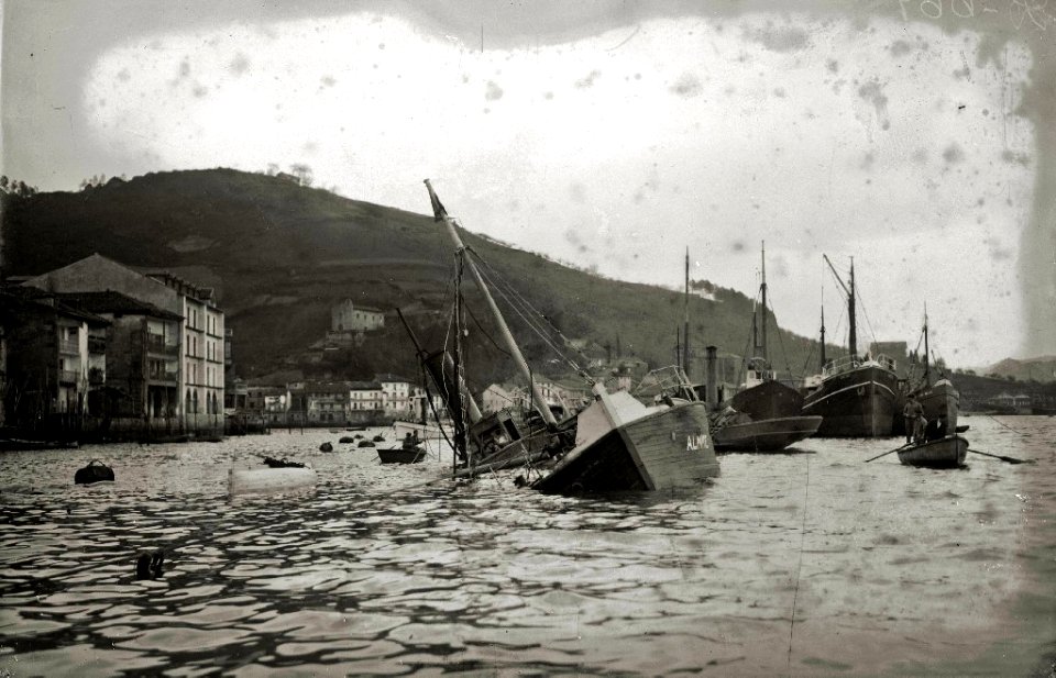 Embarcación 'Almike' naufragada en el puerto de Pasaia (3 de 3) - Fondo Car-Kutxa Fototeka