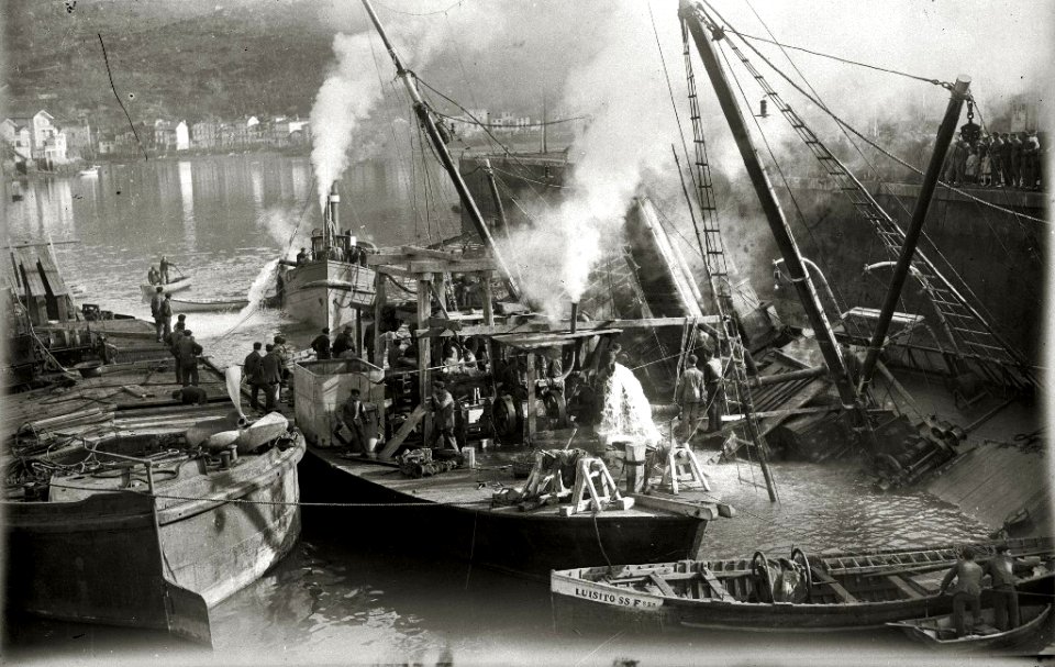 Embarcación 'Antonio' siendo remolcada, tras un naufragio, al puerto de Pasaia (5 de 13) - Fondo Car-Kutxa Fototeka