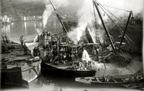 Embarcación 'Antonio' siendo remolcada, tras un naufragio, al puerto de Pasaia (5 de 13) - Fondo Car-Kutxa Fototeka