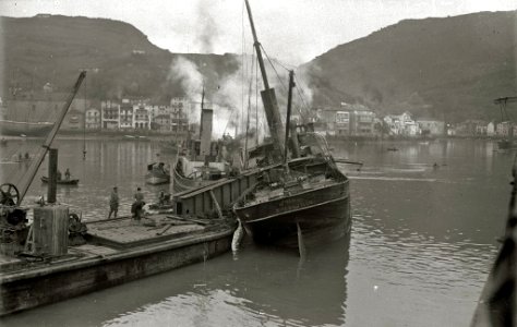 Embarcación 'Antonio' siendo remolcada, tras un naufragio, al puerto de Pasaia (12 de 13) - Fondo Car-Kutxa Fototeka