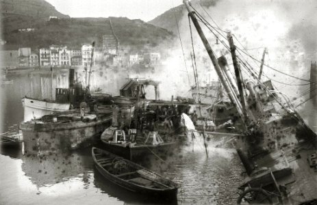Embarcación 'Antonio' siendo remolcada, tras un naufragio, al puerto de Pasaia (4 de 13) - Fondo Car-Kutxa Fototeka