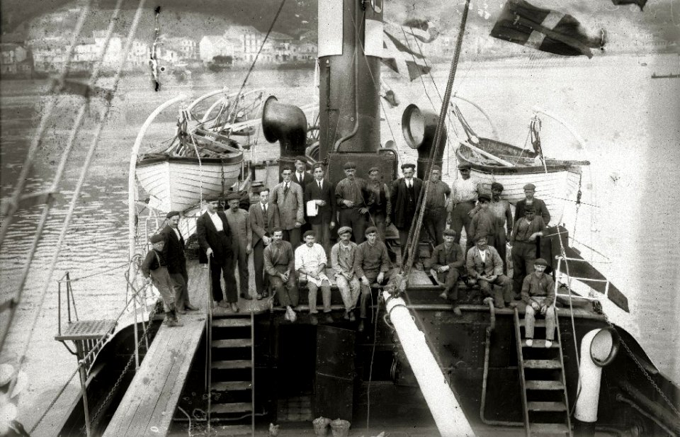 Embarcación 'Ramonita' fondeada en el puerto de Pasaia (2 de 7) - Fondo Car-Kutxa Fototeka