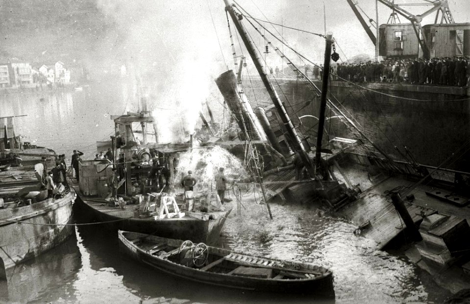 Embarcación 'Antonio' siendo remolcada, tras un naufragio, al puerto de Pasaia (8 de 13) - Fondo Car-Kutxa Fototeka