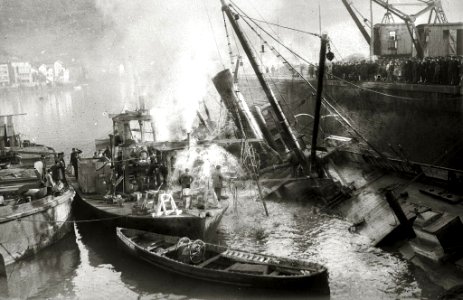 Embarcación 'Antonio' siendo remolcada, tras un naufragio, al puerto de Pasaia (8 de 13) - Fondo Car-Kutxa Fototeka