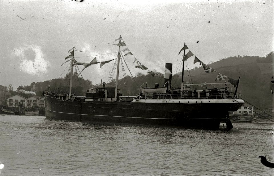 Embarcación 'Ramonita' fondeada en el puerto de Pasaia (6 de 7) - Fondo Car-Kutxa Fototeka