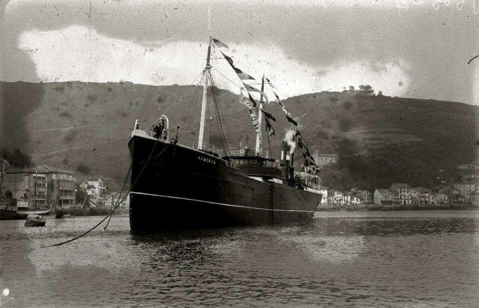 Embarcación 'Ramonita' fondeada en el puerto de Pasaia (5 de 7) - Fondo Car-Kutxa Fototeka