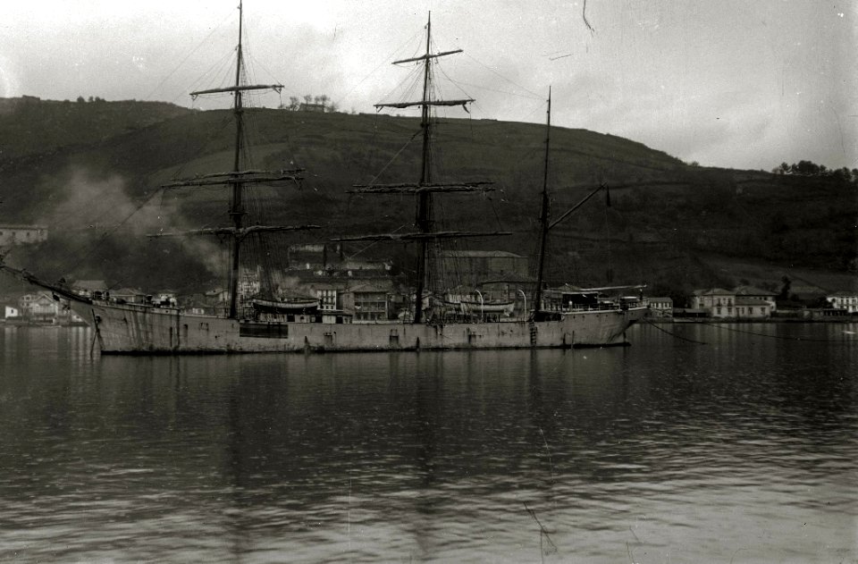 Embarcación fondeada en el puerto de Pasaia (1 de 2) - Fondo Car-Kutxa Fototeka