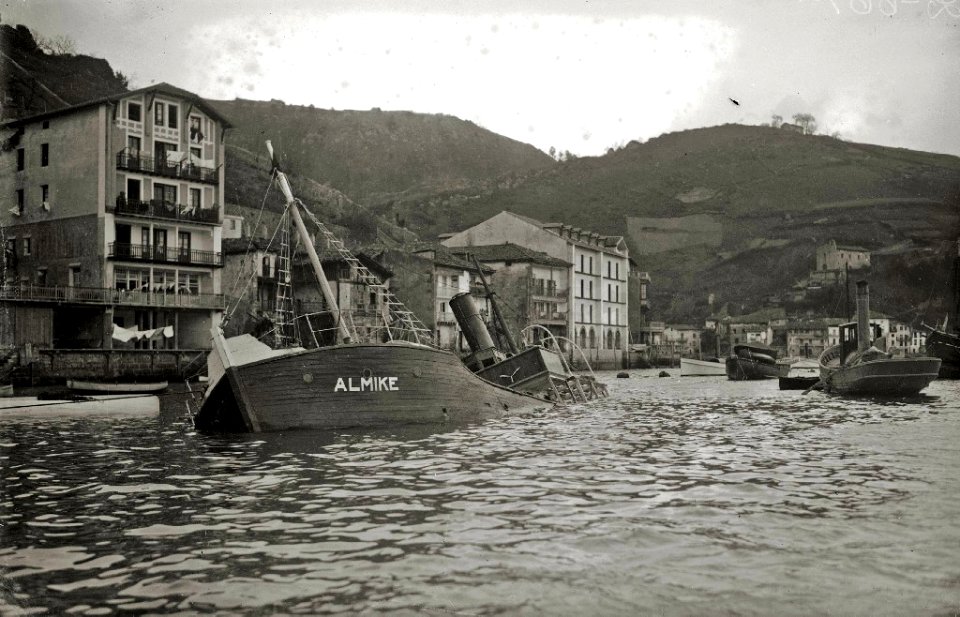 Embarcación 'Almike' naufragada en el puerto de Pasaia (1 de 3) - Fondo Car-Kutxa Fototeka